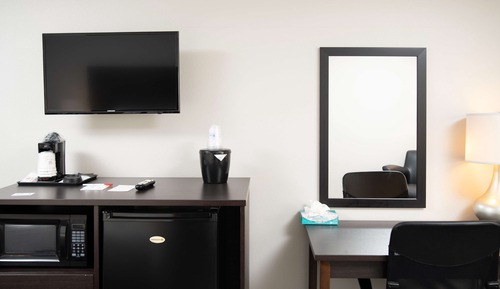 Standard Room, 1 Queen Bed, Non Smoking, Refrigerator & Microwave