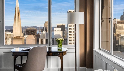 Signature Room, 1 King Bed, Corner (Skyline View)