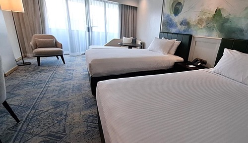 Club Room Twin Beds, Club Access