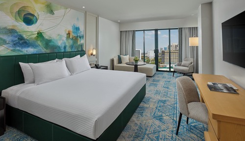 Club Room King Bed, Club Access