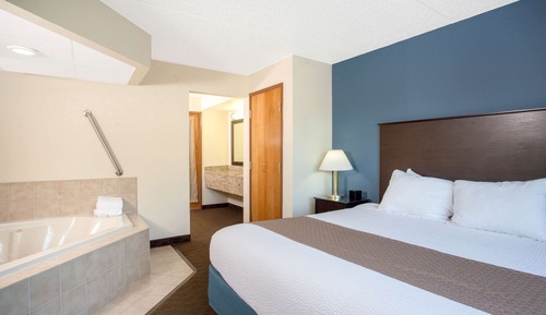 Deluxe Suite, 1 King Bed, Non Smoking (One-Bedroom)