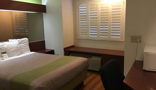 Deluxe Room, 1 Queen Bed, Non Smoking, Refrigerator & Microwave