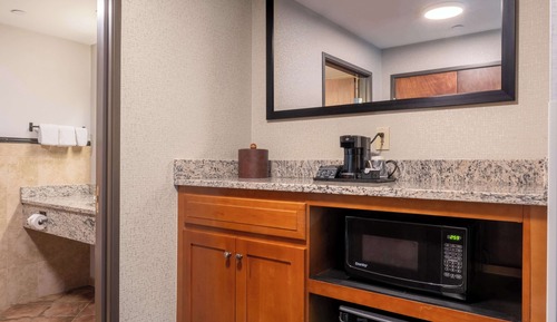 Deluxe Room, 1 King Bed, Refrigerator & Microwave (Upper Floor, View City or River)
