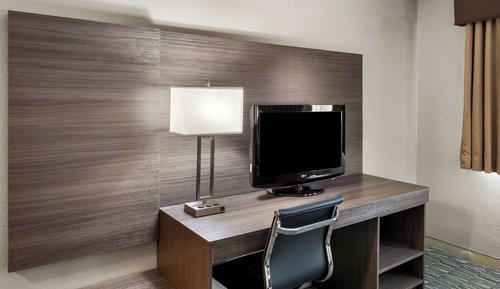 Standard Room, 1 Queen Bed, Non Smoking, Refrigerator & Microwave