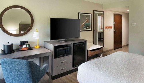 One Queen Bed, Non-Smoking, Accessible
