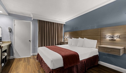Suite, 1 King Bed, Balcony