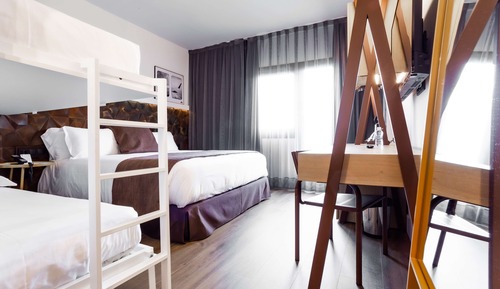 Standard Room, Multiple Beds (King Bunk)