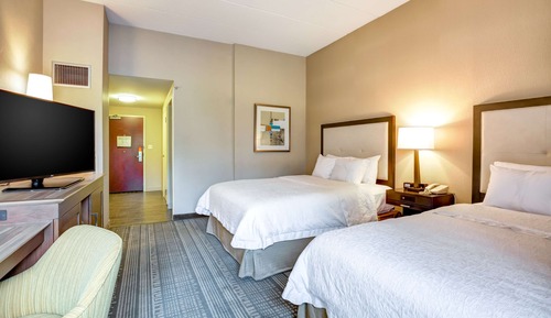 2 Queen Beds w/Accessible Roll-In Shower