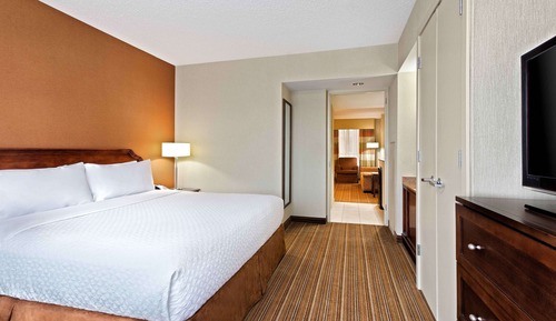 Suite, 1 King Bed, Accessible