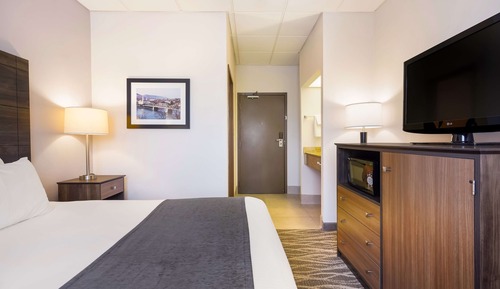 Standard Room, 1 Queen Bed, Non Smoking, Refrigerator & Microwave (1st Floor)