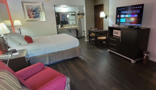 Room, 1 Queen Bed, Accessible, Non Smoking (Pet Friendly, Tub w/ Grab Bars)