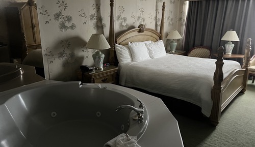 Room, 1 King Bed, Non Smoking, Jetted Tub (Ground Level)