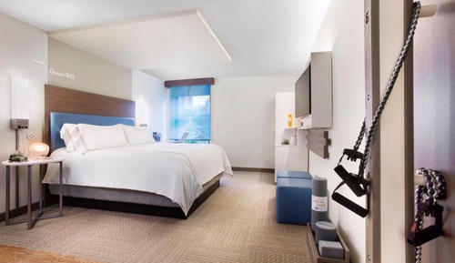 Newly Renovated 1 King Bed Standard Comm Access Roll Shwr
