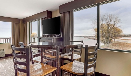 Suite, 1 King Bed, Non Smoking, Lake View (Upper Floor)