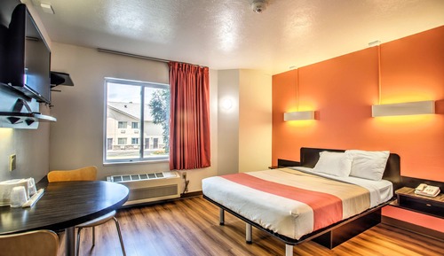 Standard Room, 1 Queen Bed, Non Smoking, Refrigerator & Microwave