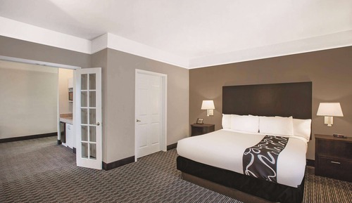 Deluxe Suite, 1 King Bed, Accessible (Roll-In Shower)