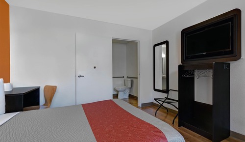 Deluxe Room, 1 Queen Bed, Non Smoking, Refrigerator & Microwave