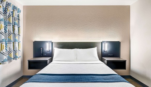 Deluxe Room, 1 Queen Bed, Non Smoking, Refrigerator & Microwave
