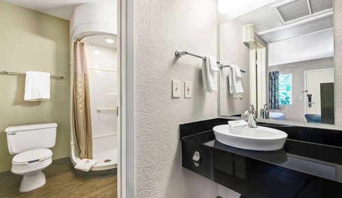 Premium Room, 1 Queen Bed, Non Smoking, Refrigerator & Microwave