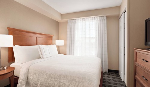 Studio, 1 Queen Bed with Sofa bed (Mobility/Hearing Access, Roll-In Shwr)