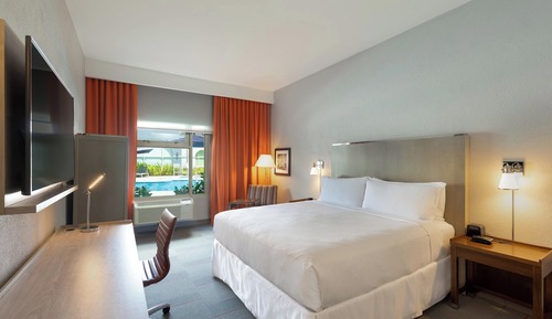 Deluxe Room, 1 King Bed, Pool View