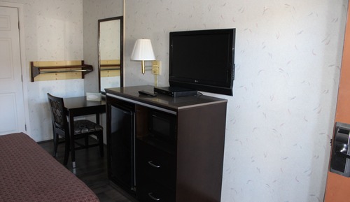 Basic Room, 1 Queen Bed, Accessible