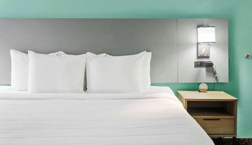 Standard Room, 1 King Bed, Accessible, Non Smoking