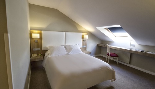 Room (Romantic Escapade, Cava & Chocolat)