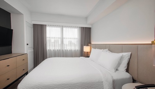 Suite, 1 Bedroom (Mobility/Hearing Access, Roll-in Shwr)