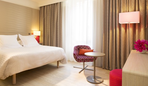 Superior  room – with a garden and swimming pool view