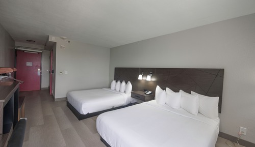 Standard Room, 2 Queen Beds, Accessible Bathtub
