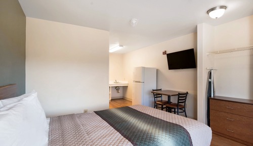 Studio, 1 Queen Bed, Accessible, Non Smoking (Roll-In Shower)