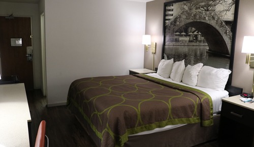 Room, 1 King Bed, Accessible, Non Smoking (Mobility,Hearing,Tub w/Grab Bars)