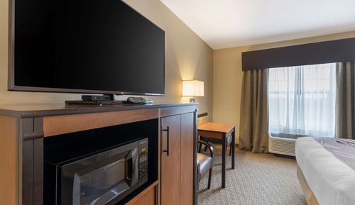 Suite, 1 King Bed, Non Smoking, Refrigerator & Microwave (Larger Room)