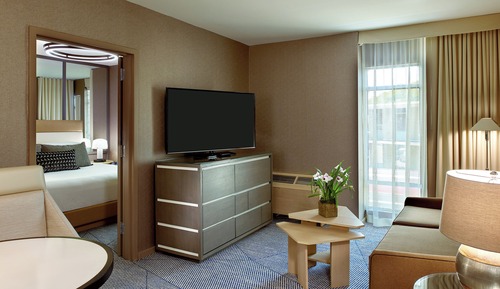 Suite, 1 King Bed, Corner (H1)