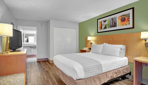 Standard Room, 1 Queen Bed, Accessible, Bathtub