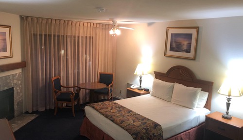 Deluxe Room, 1 Queen Bed, Fireplace