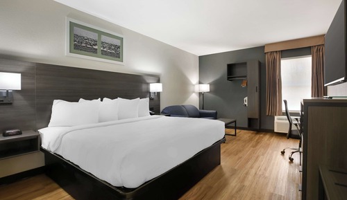 Standard Room, 1 King Bed, Non Smoking (with Single Sofabed)