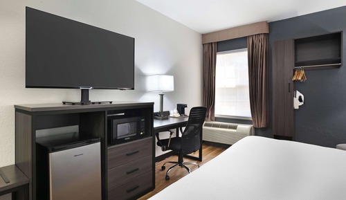 Standard Room, 1 King Bed, Accessible, Bathtub
