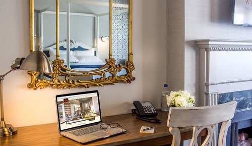 Deluxe Room, Corner