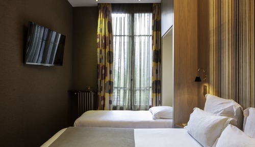 Classic Triple Room - Free soft minibar, Chromecast - Snacks, digital press
