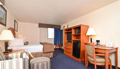 Standard Room, 1 Queen Bed, Non Smoking, Refrigerator & Microwave