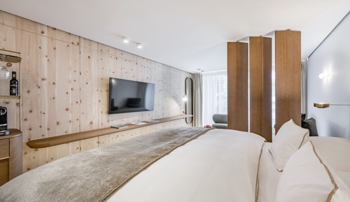 Deluxe Double Room, 1 King Bed, Mountain View, Slope side