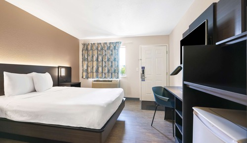 Deluxe Room, 1 Queen Bed, Non Smoking, Refrigerator & Microwave