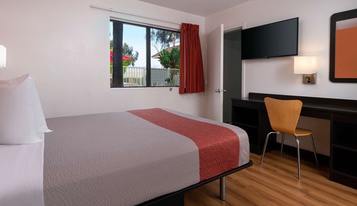Deluxe Room, 1 Queen Bed, Accessible, Non Smoking