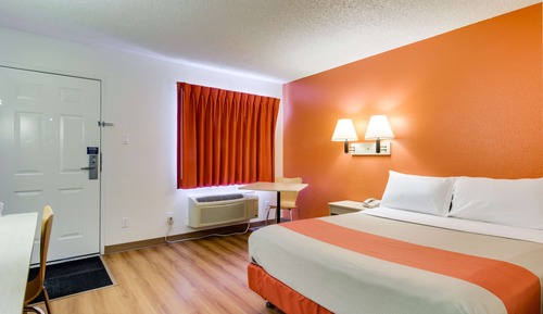 Deluxe Room, 1 Queen Bed, Non Smoking, Refrigerator & Microwave