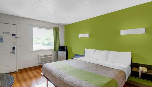 Deluxe Room, 1 King Bed, Smoking, Refrigerator & Microwave
