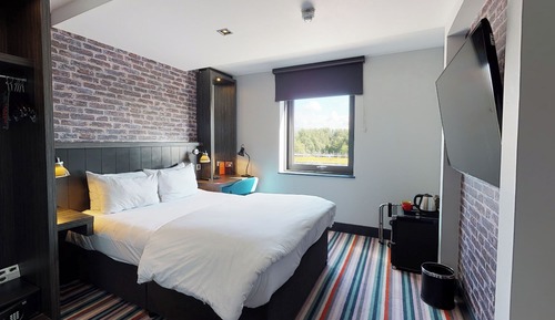 Club Room (FREE GYM & POOL ACCESS)
