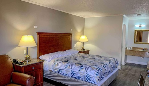 Deluxe Room, 1 King Bed, Smoking, Refrigerator & Microwave