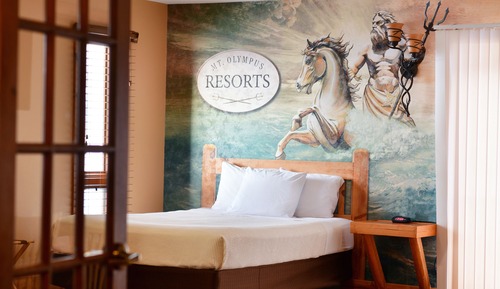 Resort Room, 3 queen beds (includes free water & theme park passes)